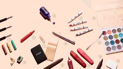 <b>1. Vivid Brights Liner</b>, de NYX (5,90 euros). Recuerdan al material escolar, pero son delineadores extrafinos. <b>2. Long Lasting Colour Lip Marker</b>, de Kiko Milano (6,95 euros). Inspirado en los rotuladores gruesos, es un labial con efecto tatuaje de larga duración. <b>3. ColorfulHair Flash</b>, de L’Oréal Professionnel. Podría confundirse con un bote de témpera, pero es un maquillaje de cabello que se elimina con champú. <b>4. Crayola</b> replica sus famosas ceras de colores en esta edición limitada de pinturas de ojos, labios y mejillas diseñada para Asos (12,49 euros). <b>5. Glitter Junkie Eye Palette</b>, de Ps… Primark Beauty (6 euros). No son acuarelas, sino 28 sombras de ojos con brillo. <b>6. Sacapuntas de Clinique</b>. 7. Esta especie de libreta es el <b>Papier Matifiant</b>, de Chanel (30 euros). Cada hoja se aplica directamente sobre el rostro, absorbe el exceso de sebo y elimina los brillos de la piel. <b>8 y 10. Brow Contour Pro</b>, de Benefit (35,55 euros), y Stylo 4 Couleurs</b>, de Clarins (37 euros). Reinterpretan la forma del mítico boli de cuatro colores y es un lápiz multiuso para ojos y labios. <b>9. Esta brocha para corrector</b> de Clinique (22 euros) podría confundirse con un pincel de acuarelas. Con la punta se camuflan las pequeñas imperfecciones y el lado plano sirve para áreas más amplias, como las orejas. <b>11. Mark My Lips</b>, de HEMA (4,50 euros cada uno). Imitan subrayadores de mesa, pero son labiales de larga duración. <b>12. Monsieur Big Marker</b>, de Lancôme (30 euros), es un delineador de ojos resistente al agua que evoca a los rotuladores Edding. <b>13. Esta esponja rectangular de QVS </b>se asemeja a una goma de borrar (3,25 euros).