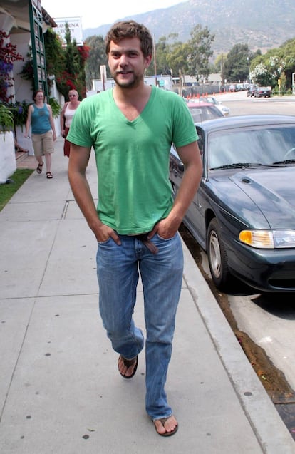 Joshua Jackson paseando por Malibú en chanclas en el año 2006.