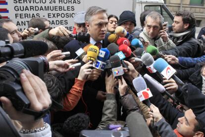 El presidente de la Liga, José Luis Astiazarán, atiende a los periodistas.