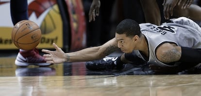 Danny Green, de San Antonio, intenta alcanzar la pelota.