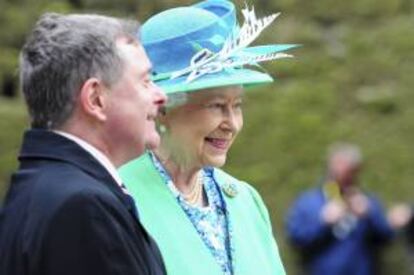 Según explicó hoy el ministro irlandés de Gasto Público y Reforma, Brendan Howlin (izda), los nuevos fondos saldrán de la Reserva Nacional de Pensiones, el Banco Europeo de Inversiones, los bancos domésticos y "potenciales fuentes privadas". EFE/Archivo