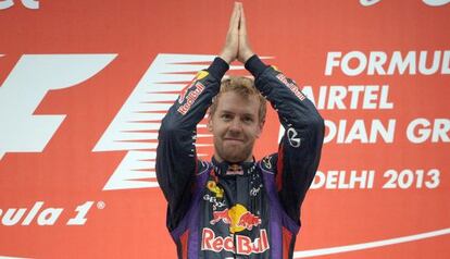 Vettel celebra el título en el podio