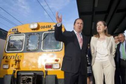 La ministra española de Fomento, Ana Pastor (d), junto al ministro portugués de Economía y Empleo, Álvaro Santos Pereira (i), durante la inauguración hoy del nuevo servicio ferroviario entre la ciudad española de Vigo y la portuguesa de Oporto, a su salida de la estación viguesa.