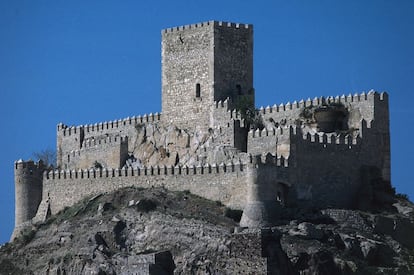 Gótico sobre el almohade anterior, y a punto de ser demolido en 1919 por su “estado ruinoso”. Se salvó y hoy es uno de los más representativos de Castilla-La Mancha. Asentado sobre el cerro del Águila, la escalera de caracol tallada en la roca que lleva a la terraza de la torre está considerada un buen ejemplo del gótico civil.