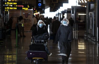 Dos monjas se dirigen a los mostradores de facturación de la Terminal 4 del aeropuerto de Barajas, este martes. 