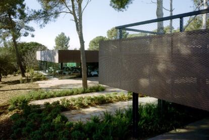 Las instalaciones de este club deportivo de Terrassa se funden con el paisaje.