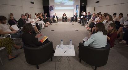 Momento de la charla en la Sala de Encuentros de EL PA&Iacute;S.