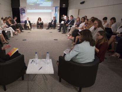 Momento de la charla en la Sala de Encuentros de EL PA&Iacute;S.