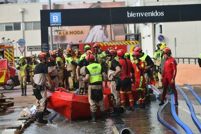 UME officers deploy barges in the parking lot of the Bonaire shopping center, in Aldaia, this Sunday.