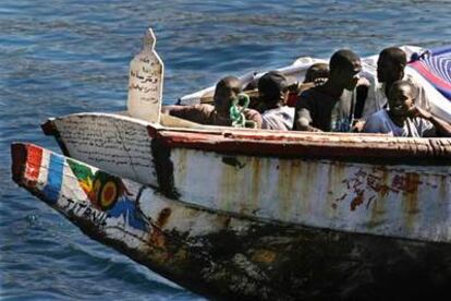 La barca interceptada hoy en al sur de Tenerife con la palabra <i>Titanic</i> pintada en la quilla.