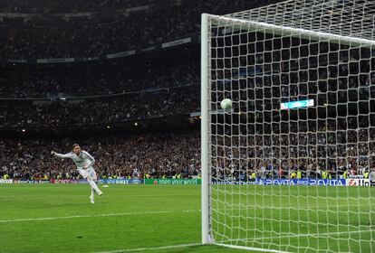 Sergio Ramos manda a las nubes el penalti de la tanda de semifinales de la Champions de la 2011-12.