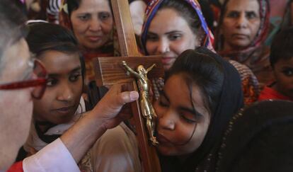 Cristãs durante missa na Sexta-feira Santa, em Lahore, Paquistão.