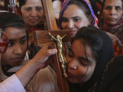 Cristãs durante missa na Sexta-feira Santa, em Lahore, Paquistão.