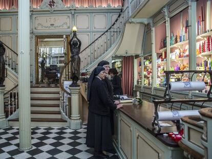 La cerería Subirà, en la Baixada Llibreteria. A la izquierda, el hijo del fundador de la empresa.