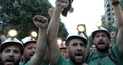Un grupo de mineros participa en la manifestación convocada por los sindicatos en Gijón en contra de los recortes.