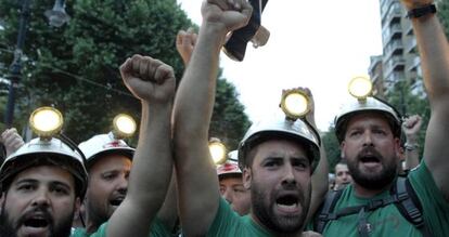 Un grupo de mineros participa en la manifestaci&oacute;n convocada por los sindicatos en Gij&oacute;n en contra de los recortes.