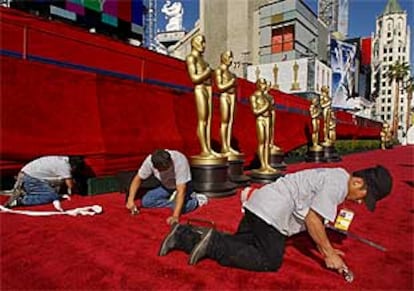 Últimos retoques a la alfombra roja que conduce a los Oscar.
