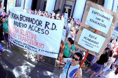 Un centenar de profesores protestan por los recortes en educación del Gobierno regional.