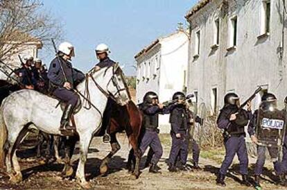 Policías a caballo y a pie, en las prácticas antidisturbios celebradas ayer en Linares.