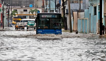 Un autobus transita por una calle inundada en La Habana, Cuba.  'Idalia' tocó tierra cubana en el cabo de San Antonio, dejando graves afectaciones en la isla. 