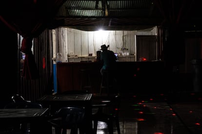 La barra de un bar en Nueva Colombia.