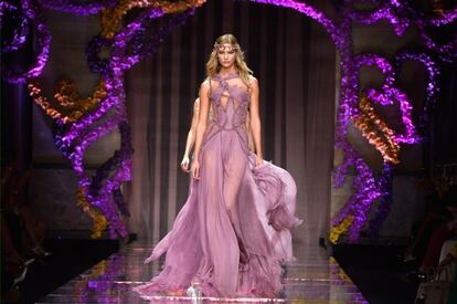 Karlie Kloss, una de las modelos del momento, en el desfile de alta costura otoño/invierno 2015-2016 de la firma Atelier Versace en la semana de la moda de París, que se inició el domingo por la tarde y finalizará el próximo jueves. Coronas de flores adornaron las cabezas de las modelos, y 25.000 orquídeas multicolores el escenario.