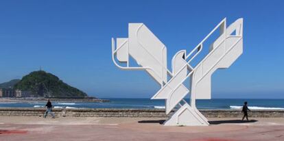 El monumento de La Paloma de la Paz, junto a la playa donostiarra de La Zurriola.