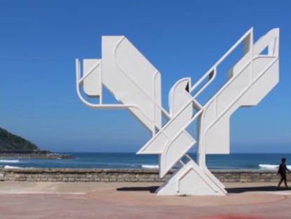 El monumento de La Paloma de la Paz, junto a la playa donostiarra de La Zurriola.