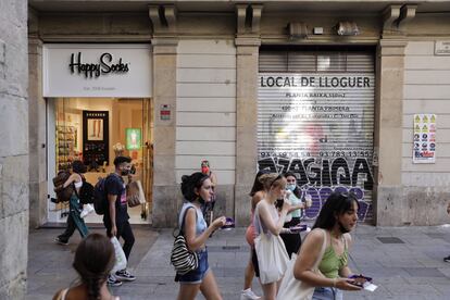 Turistas y algunos comercios cerrados en el centro de Barcelona.