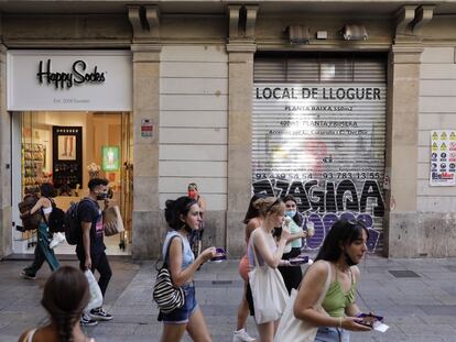 Turistas y algunos comercios cerrados en el centro de Barcelona.