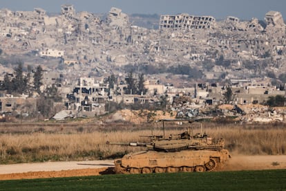 Soldados israeles patrullan la frontera con Gaza, este domingo.