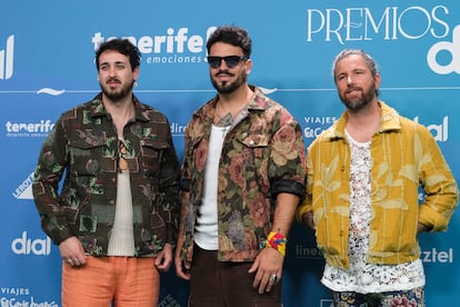 Los primeros en aparecer en la alfombra roja (verde, en realidad) de los Premios Dial han sido el grupo valenciano Bombai -formado por Javi Fernández (voz principal), Vicente Cervera (guitarra eléctrica) y Ramón García (guitarra acústica)- que este 2025 celebran el décimo aniversario del lanzamiento de su primer disco donde repasan su trayectoria. “En el disco recopilamos los 10 años de carrera con las canciones que más han funcionado, desde nuestros inicios hasta lo último que sacamos. Y el disco también es un libro, cada página de este es una canción”. En Los 40 estuvieron nominados y ahora, en Tenerife, se llevarán el galardón de los premios Dial a casa. “Es un regalo de aniversario si lo piensas”, bromean. Aunque poder estar aquí ya es un premio y un regalo. Estamos muy agradecidos”.