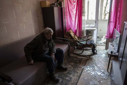 Volodímir, de 80 años, en el interior de su casa dañada por los bombardeos, en Kiev. El alto representante de la Unión Europea para Asuntos Exteriores y Política de Seguridad, Josep Borrell, ha asegurado este jueves que Rusia no parará la guerra en Ucrania hasta que tome la costa del mar Negro, y ha insistido en que la ayuda militar al Gobierno ucranio “es lo más importante, porque todo se decidirá en los próximos 15 días”.