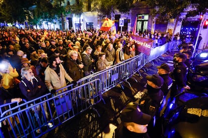 Concentración en las inmediaciones de la sede del PSOE, en la calle de Ferraz, en Madrid, este sábado.