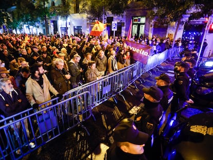 Concentración en las inmediaciones de la sede del PSOE, en la calle de Ferraz, en Madrid, este sábado.