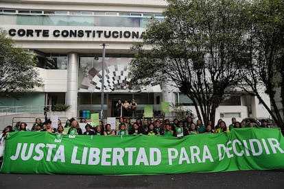 Mujeres a favor de la despenalización del aborto se concentran este martes afuera de la Corte Constitucional de Ecuador, en Quito (Ecuador).