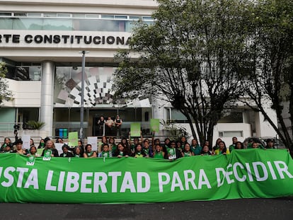 Mujeres a favor de la despenalización del aborto se concentran este martes afuera de la Corte Constitucional de Ecuador, en Quito (Ecuador).