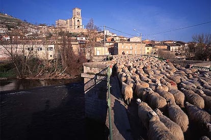 La iglesia de Pampliega, del siglo XVI, domina las casas del pueblo burgalés y el río Arlanzón.