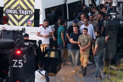 La policía arresta a soldados turcos en julio de 2016 en Estambul, tras el golpe de Estado contra Erdogan.
