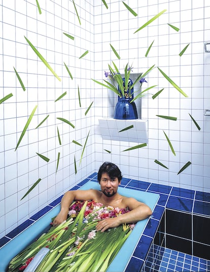 'I am taking a bath', fotografía de 1984 en la que el propio Kosen Ohtsubo se mezcla con las flores en una bañera de Jun Kawaguchi.