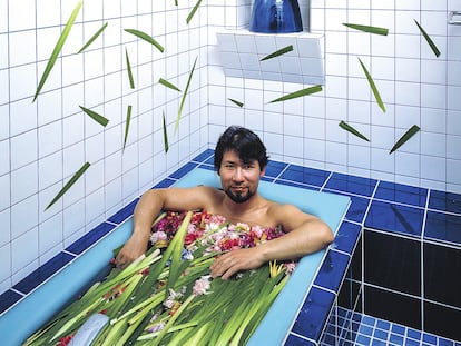 'I am taking a bath', fotografía de 1984 en la que el propio Kosen Ohtsubo se mezcla con las flores en una bañera de Jun Kawaguchi.