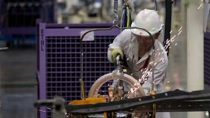Un trabajador en una planta de automóviles en México.
