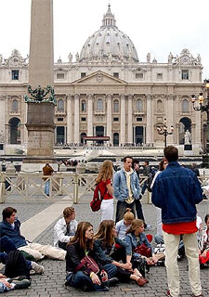 Jóvenes católicos en la plaza de San Pedro, en el Vaticano.