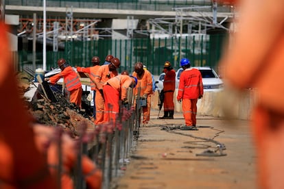 Trabajadores construyen una carretera en el centro de Salvador, Brasil. 