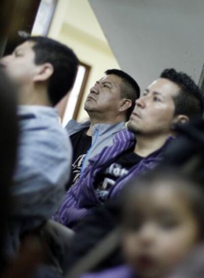 Un grupo de inmigrantes ecuatorianos escucha una charla sobre el retorno en la asociaci&oacute;n Rumi&ntilde;ahui. 