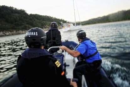 Agentes de Aduanas abordan un barco en la ría de Vigo.