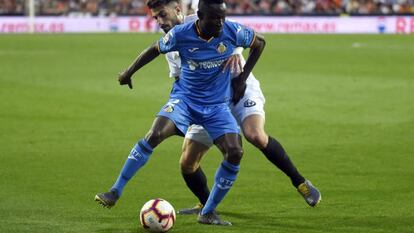 Djené protege el balón ante Piccini.