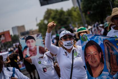 Una madre participante de la marcha, grita consignas a su paso por el Paseo de la Reforma. 