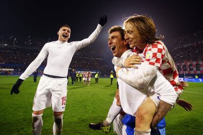 Rebic, Mandzukic y Luka Modric celebran la clasificación de Croacia para el mundial
