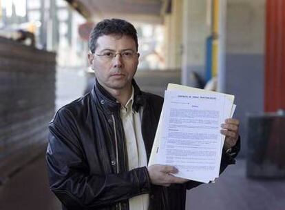 José Miguel Montañés muestra el contrato de arras anulado por el promotor.